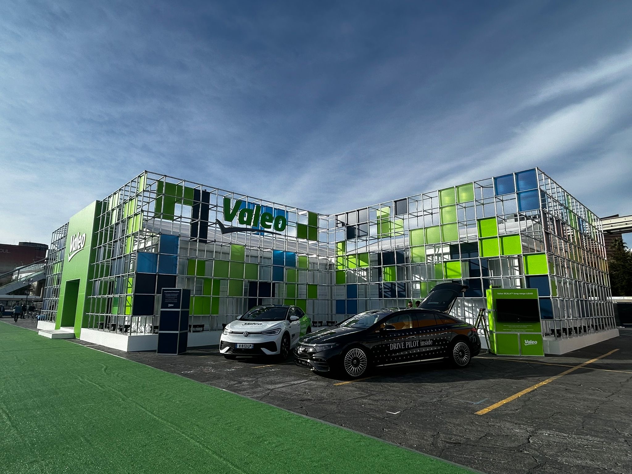 Stand Valeo avec deux voitures devant