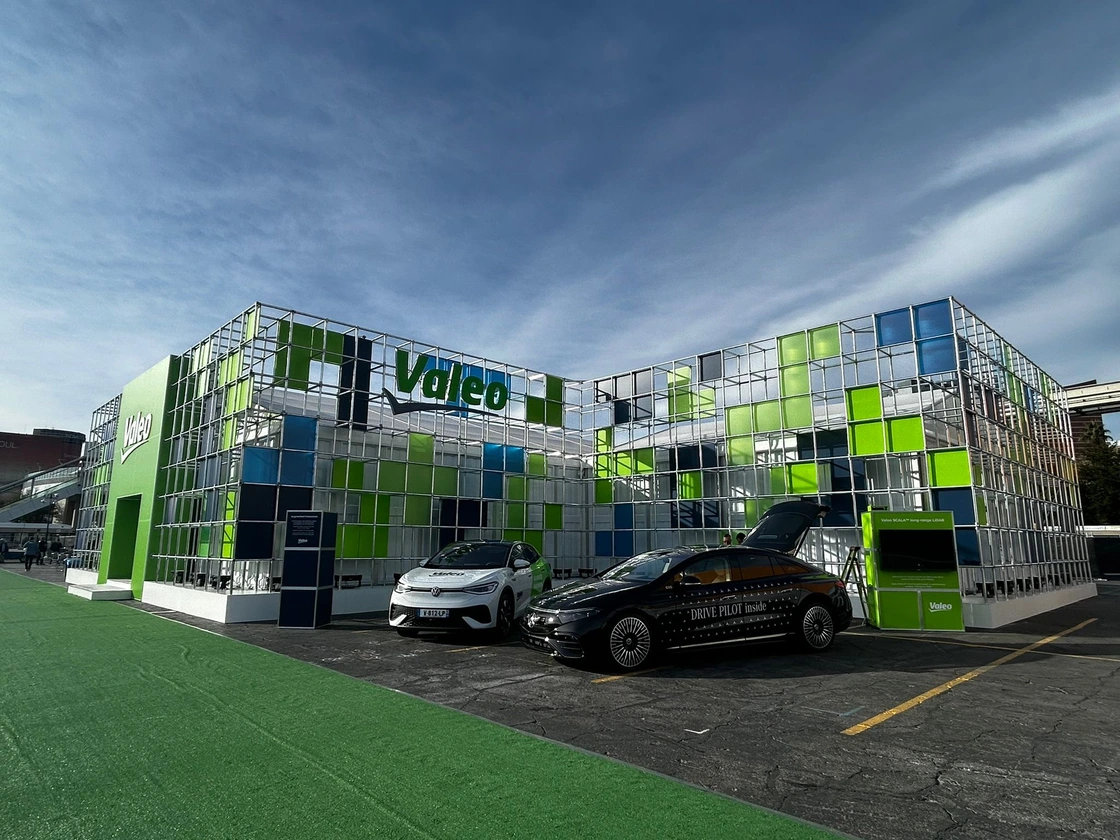 Stand Valeo avec deux voitures devant