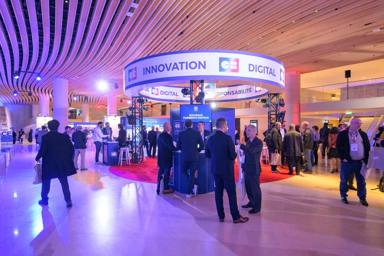 Evènement dans un hall avec des participants